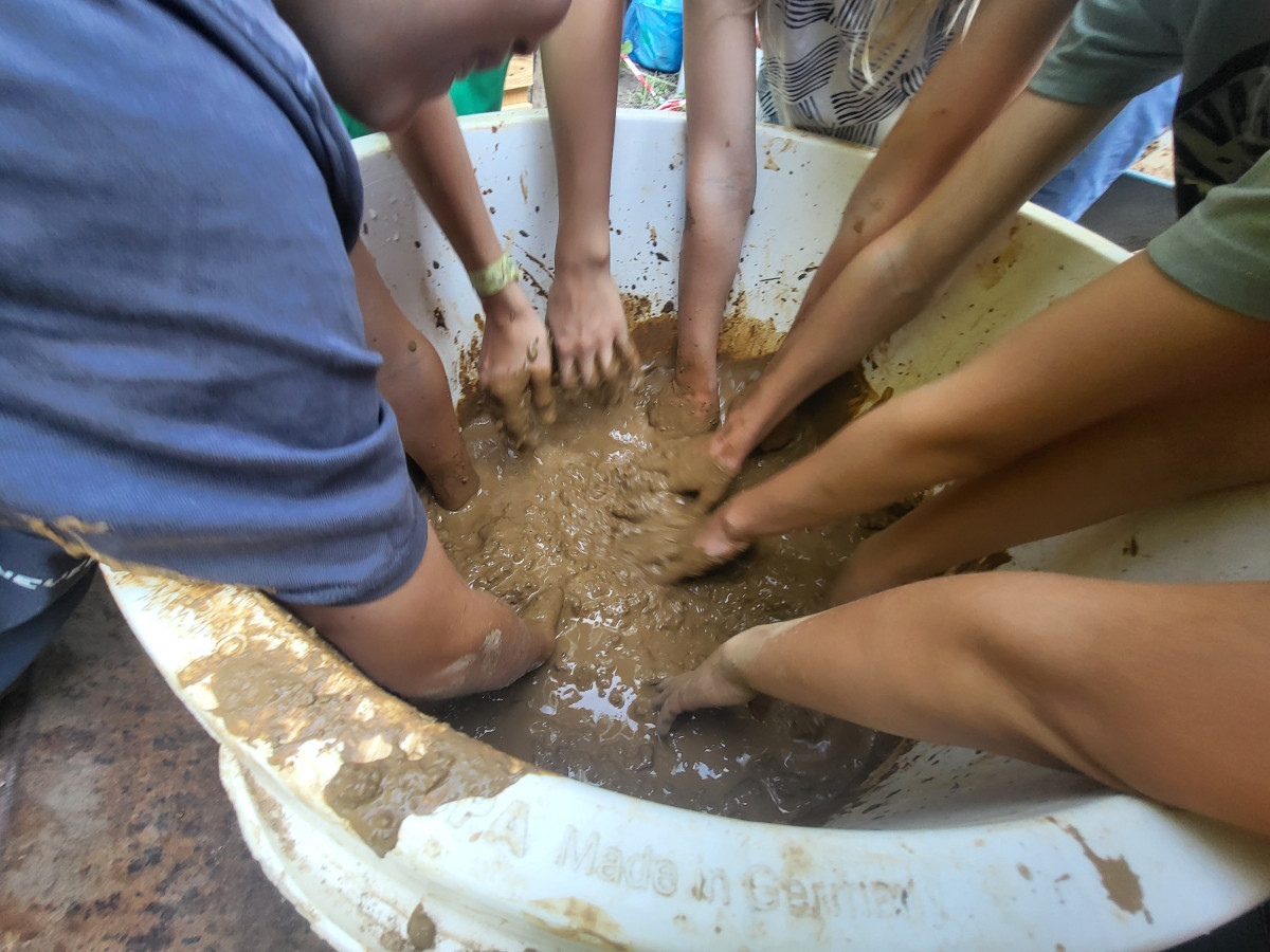Primary school project: building a clay oven