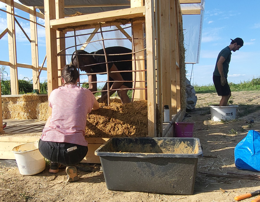 [HANDS ON] straw & clay - circular building culture - an intergenerational research space